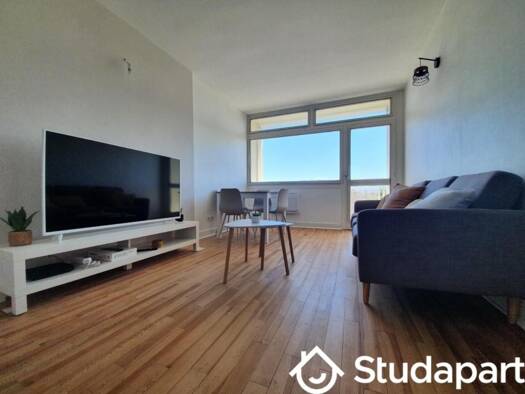 Studio à louer - logement étudiant 330 € 1 pièce 3 chambres 9 m² 9ème étage Centre-Marcadieu-Marne Tarbes 65000