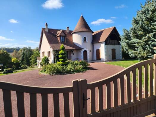 Maison à vendre 327 600 € 7 pièces 5 chambres 210 m² 7 950 m² de terrain Chambourg-sur-Indre 37310