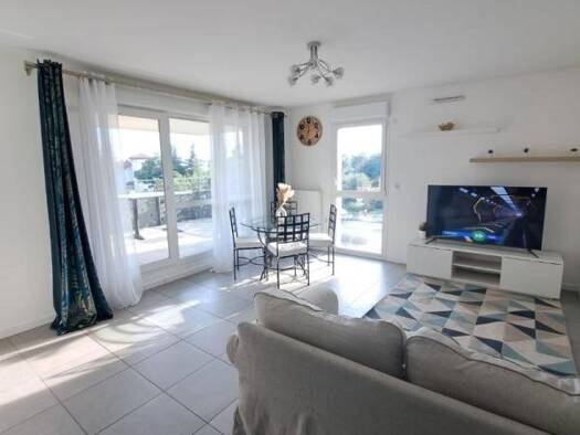 Appartement à louer 1 751 € 4 pièces 3 chambres 88 m² Étage 1/3 Les Minguettes-Amstrong Vénissieux 69200