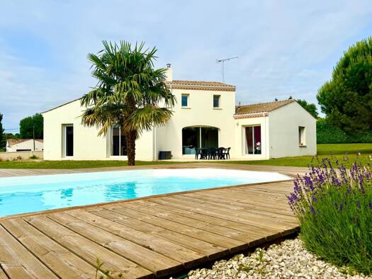 Maison à vendre 378 000 € 6 pièces 5 chambres 158 m² 3 755 m² de terrain Saint-Simon-de-Bordes 17500