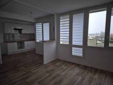 Appartement à louer 1 410 € 4 pièces 3 chambres 83 m² 5ème étage Centre Ouest Trappes 78190