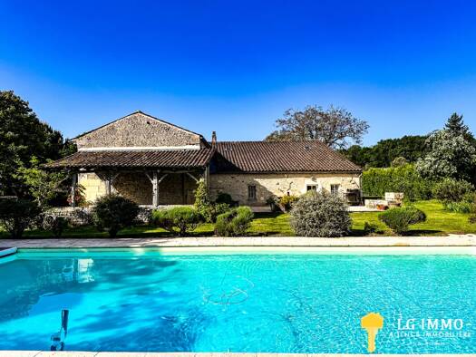 Villa à vendre 690 000 € 15 pièces 9 chambres 430 m² 7 995 m² de terrain Saint-Germain-du-Seudre 17240