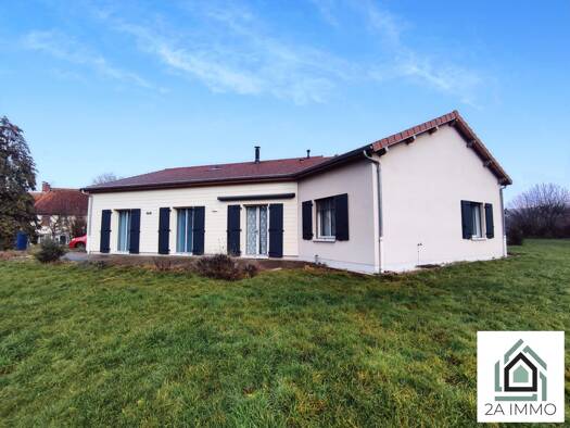 Maison de plain-pied à vendre 232 000 € 5 pièces 3 chambres 141 m² 2 994 m² de terrain Saint-Hilaire-les-Monges 63380