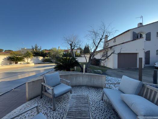 Maison de plain-pied à vendre 649 000 € 7 pièces 6 chambres 171 m² 946 m² de terrain Centre Saint-Mitre-les-Remparts 13920