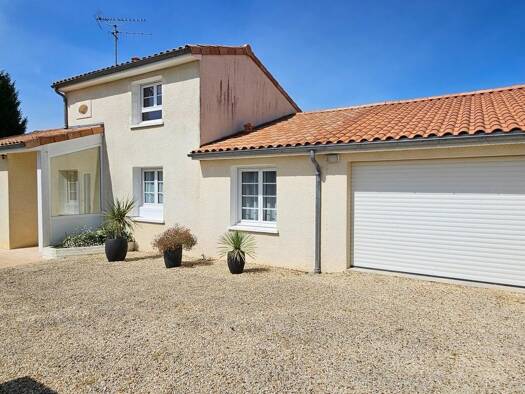 Maison de plain-pied à vendre 289 000 € 7 pièces 4 chambres 154 m² 800 m² de terrain Puymoyen 16400