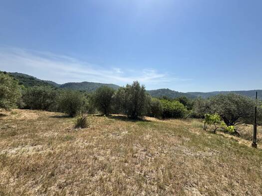 Terrain constructible à vendre 229 000 € 3 280 m² de terrain Montferrat 83131