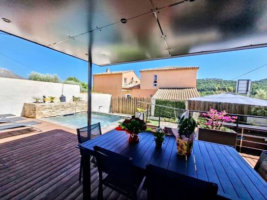 Maison à vendre 610 000 € 4 pièces 3 chambres 101 m² 240 m² de terrain Le Castellet 83330