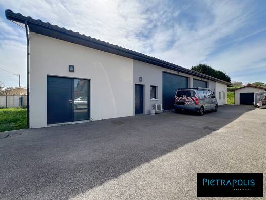 Local d'activités à vendre 725 000 € 352 m² d'espace de stockage Pusignan 69330