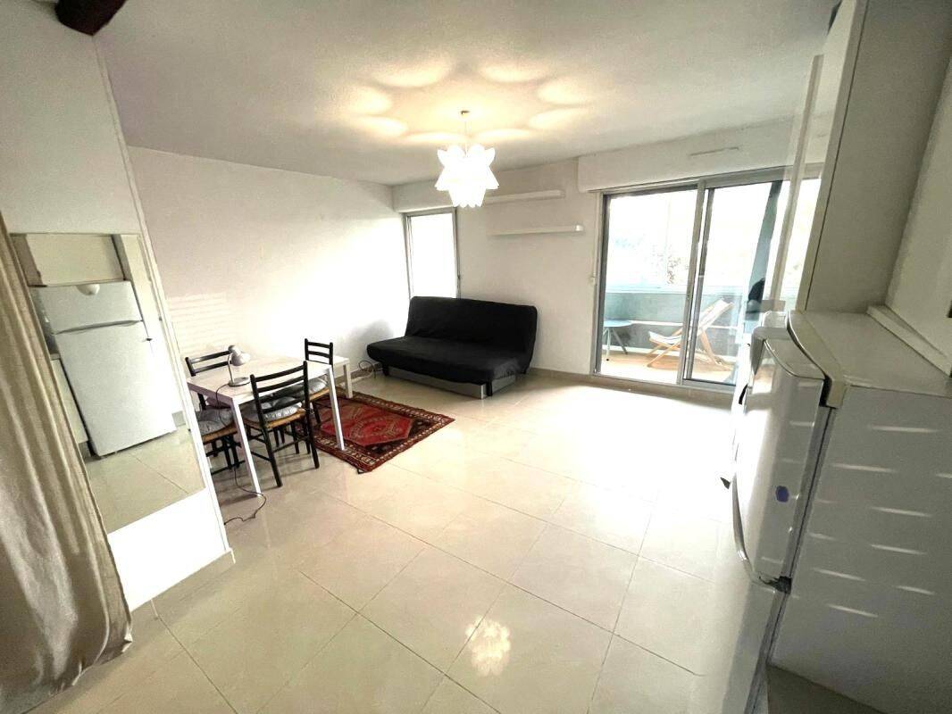 Grand studio de 27.83 m² Meublé avec loggia et parking — 1