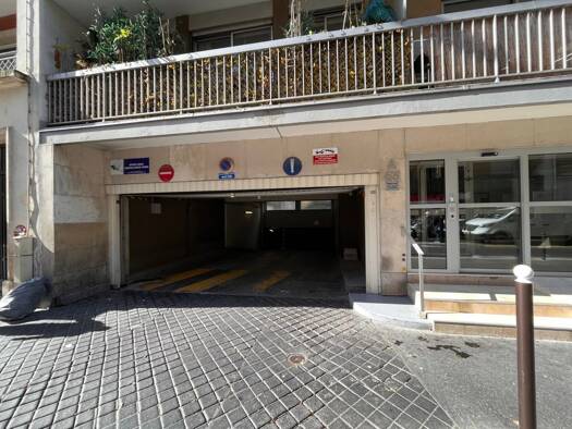 Entrepôt à vendre 35 000 € 12 m² d'espace de stockage Clignancourt-Jules Joffrin Paris 18ème 75018