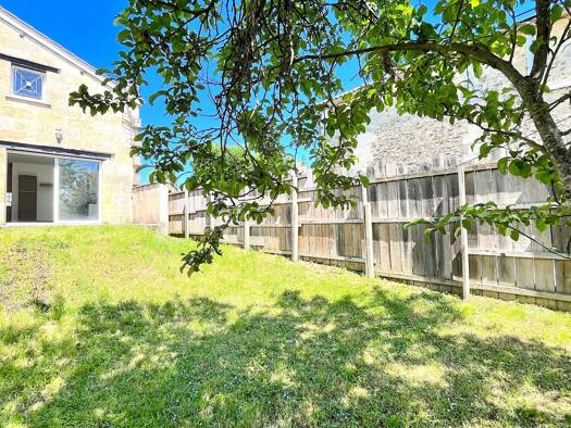 Maison à louer 770 € 4 pièces 3 chambres 50 m² 170 m² de terrain Bourg 33710