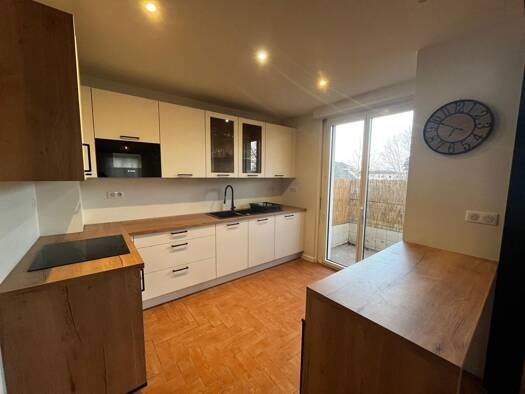 Appartement à louer 1 950 € 3 pièces 2 chambres 84,3 m² Étage 2/1 Sud Ouest Divonne-les-Bains 01220