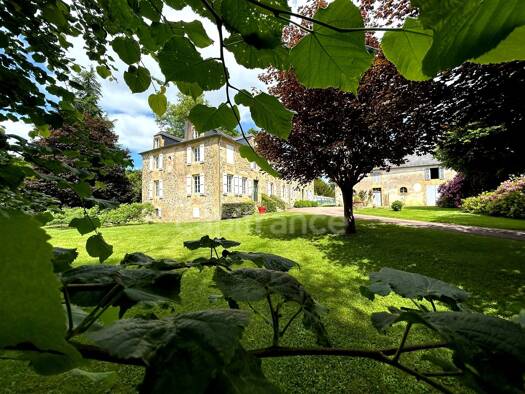 Maison à vendre 880 000 € 13 pièces 9 chambres 520 m² 26 173 m² de terrain Lanouaille 24270