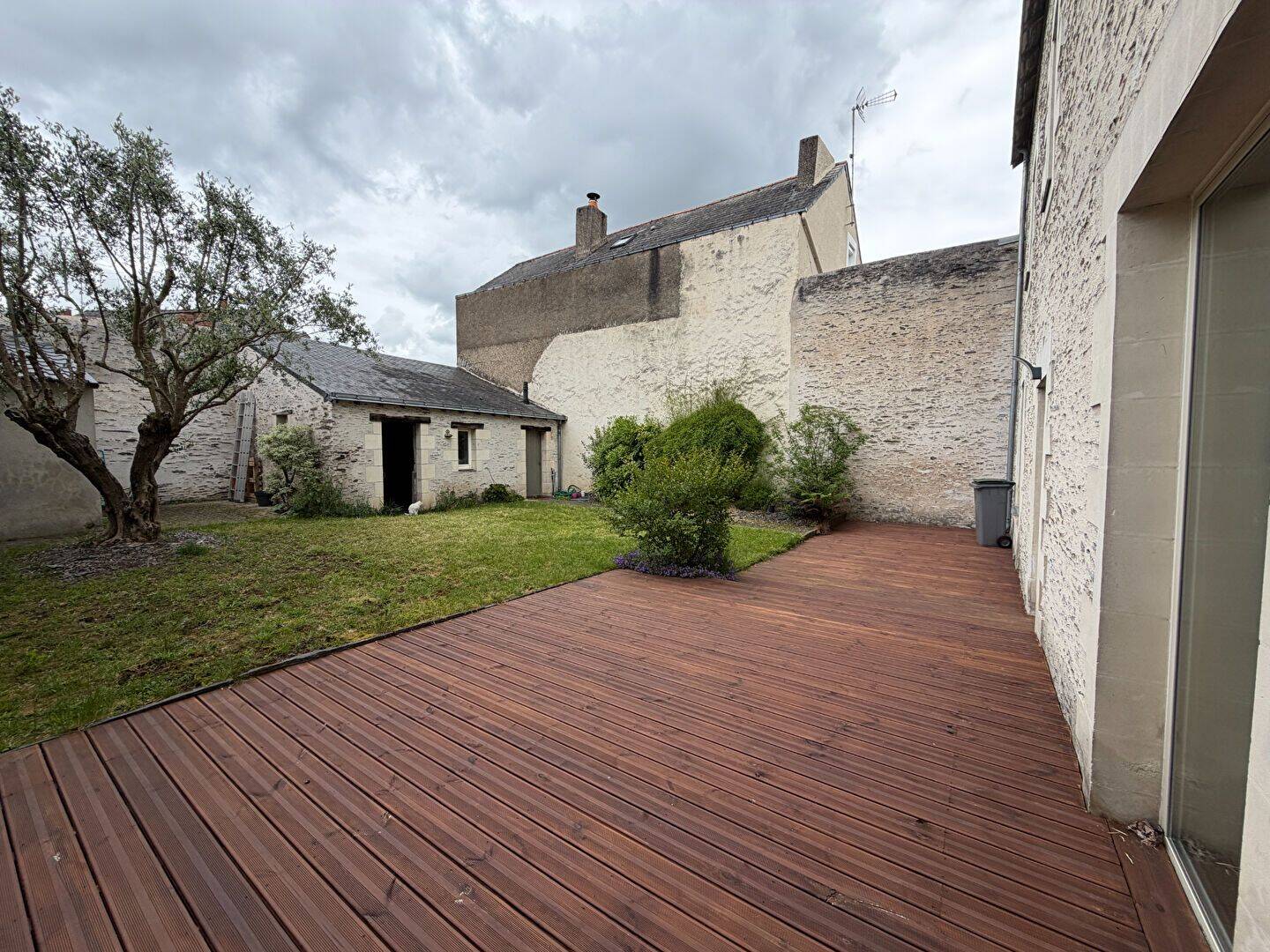 Maison familiale à louer 5 chambres Jardin et dépendances — 4