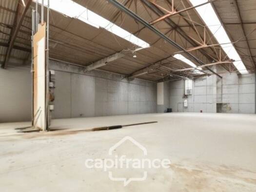 Local d'activités à vendre 499 500 € 2 200 m² d'espace de stockage Zone Industrielle Yzeure 03400