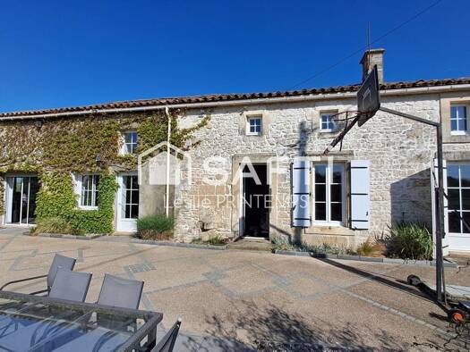 Maison à vendre 208 000 € 7 pièces 5 chambres 186 m² 3 842 m² de terrain Coulonges-sur-l'Autize 79160