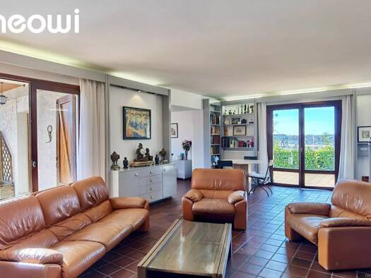 Maison à vendre 338 600 € 9 pièces 8 chambres 244 m² 4 392 m² de terrain Sud Arpajon-sur-Cère 15130