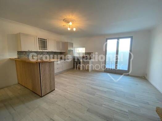 Appartement à louer 800 € 4 pièces 3 chambres 77 m² RDC Le Village Sarrians 84260