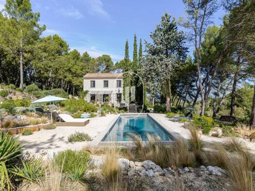 Villa à vendre 1 570 000 € 7 pièces 4 chambres 171 m² 14 270 m² de terrain Oppède 84580
