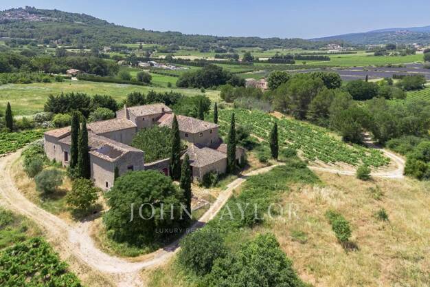 Ferme à vendre 3 600 000 € 11 chambres 1 044 m² 75 357 m² de terrain Bonnieux 84480