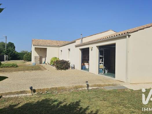 Maison de plain-pied à vendre 301 000 € 6 pièces 3 chambres 146 m² 1 956 m² de terrain Meursac 17120