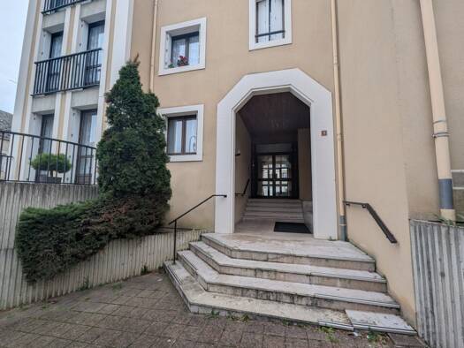 Appartement à louer 650 € 3 pièces 2 chambres 100 m² 3ème étage La Châtre 36400