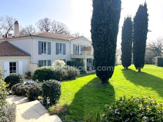 Hôtel à vendre Fonds de commerce 1 290 000 € 40 pièces 1 016 m² d'espace de restauration Châteaubernard 16100