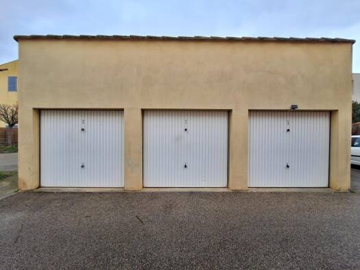 Parking à louer 63 € 15 m² Nevons-route d'Apt L'Isle-sur-la-Sorgue 84800