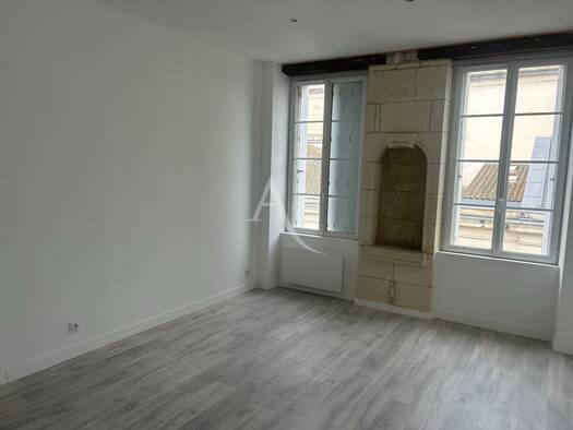 Appartement à louer 620 € 2 pièces 1 chambre 41 m² Étage 2/3 Centre Ville Nord Rochefort 17300