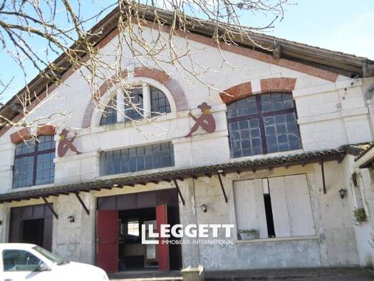 Boutique à vendre 130 800 € 3 pièces 197 m² de surface de vente Combiers 16320