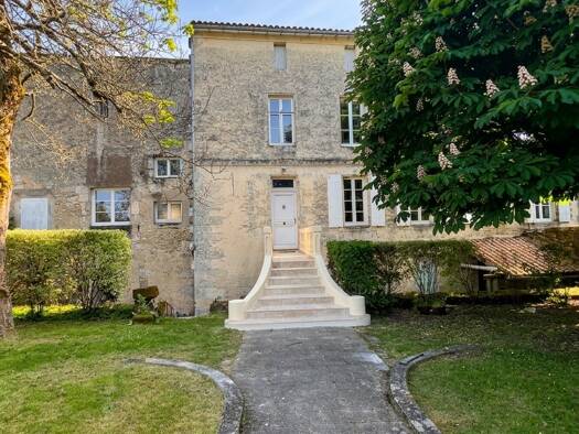 Demeure à vendre 445 000 € 9 pièces 6 chambres 300 m² 905 m² de terrain Bourg 33710