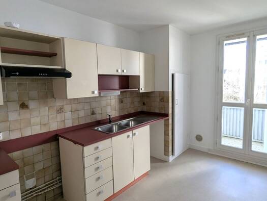 Appartement à louer 790 € 4 pièces 3 chambres 96 m² 4ème étage Bourges 18000