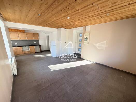 Appartement à louer 700 € 3 pièces 2 chambres 70 m² RDC La Chambre 73130