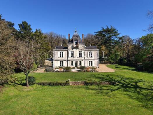 Maison à vendre 850 000 € 8 pièces 5 chambres 255 m² 143 430 m² de terrain Ingrandes-le-Fresne-sur-Loire 49123