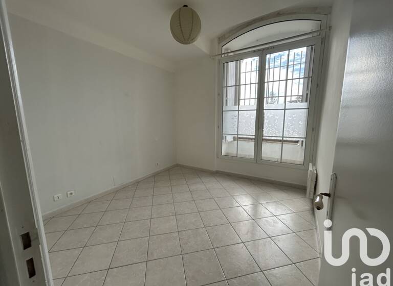 Appartement à louer 700 € 3 pièces 2<br/>chambres 62 m²<br/>superficie 1<br/>étages Aramon 30390