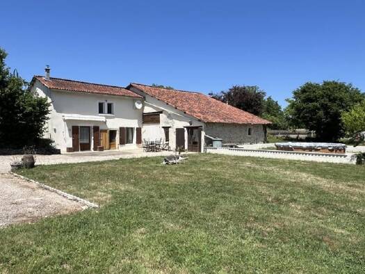 Maison à vendre 195 000 € 4 pièces 2 chambres 137 m² 5 297 m² de terrain Civray 86400