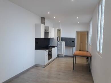Appartement à louer 575 € 3 pièces 2 chambres 56 m² Étage 1/3 Vichy 03200