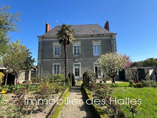 Maison à vendre 243 500 € 8 pièces 5 chambres 226 m² 1 382 m² de terrain Renaze 53800