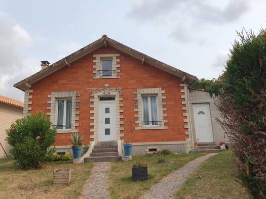 Maison à vendre 179 900 € 4 pièces 2 chambres 84 m² 737 m² de terrain Pons 17800