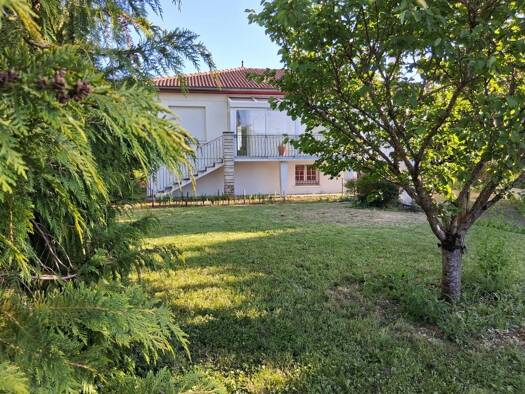 Maison de ville à vendre 194 800 € 6 pièces 5 chambres 187 m² 2 557 m² de terrain Matha 17160