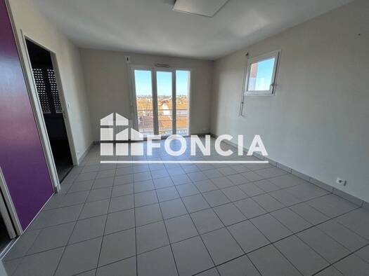 Appartement à louer 500 € 2 pièces 1 chambre 38 m² Étage 2/2 Le Bourg sous la Roche-Rivoli-Courtaisière La Roche-sur-Yon 85000