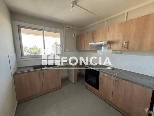 Appartement à louer 590 € 4 pièces 2 chambres 70 m² 4ème étage Sud Est Pierrelatte 26700