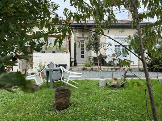 Maison de plain-pied à vendre 160 500 € 5 pièces 3 chambres 90 m² 1 012 m² de terrain Gurat 16320