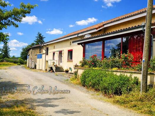 Maison de plain-pied à vendre 159 000 € 7 pièces 4 chambres 200 m² 7 955 m² de terrain Saint-Saud-Lacoussière 24470