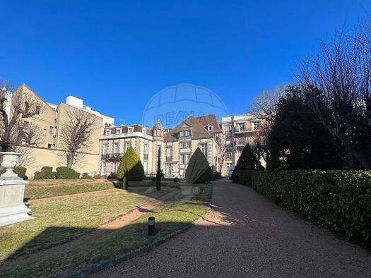 Appartement à vendre 810 000 € 9 pièces 4 chambres 297 m² Étage 3/3 Vichy 03200