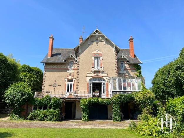Maison à vendre 350 000 € 10 pièces 6 chambres 263 m² 2 234 m² de terrain Saint-Amand-Montrond 18200