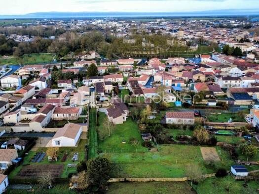 Terrain constructible à vendre 92 000 € 790 m² de terrain Sud Surgères 17700