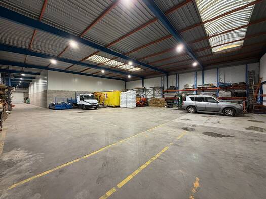 Local d'activités à vendre 1 330 000 € 1 259,5 m² d'espace de stockage Marines 95640