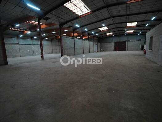 Local d'activités à vendre 1 995 000 € 2 160 m² d'espace de stockage Quetigny 21800