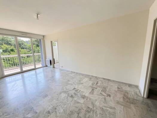 Appartement à louer 1 350 € 4 pièces 3 chambres 98 m² 5ème étage Marseille 12ème arrondissement 13012